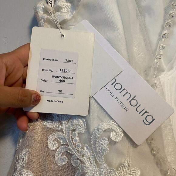 Elegant Lace Wedding Dress in Cream - Picture 7 of 12